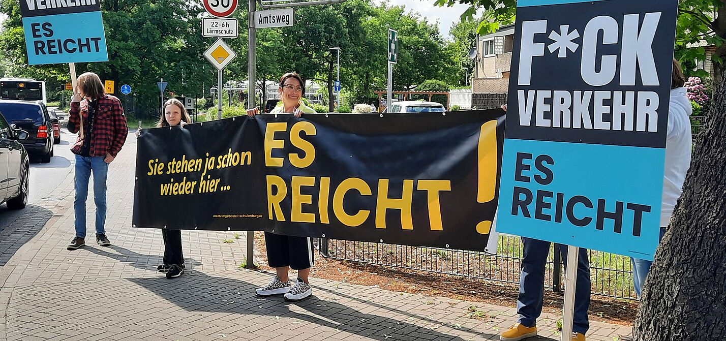 F*CK VERKEHR!" "F*CK Verkehr!": Die CDU organisierte die Demo im Frühjahr an der Schulenburg-Ortsdurchfahrt der Landesstraße L 382: Die Einwohner:innen dort fühlen sich durch den täglichen Massen-Schwerlastverkehr durch ihren Ortsteil nicht nur belästigt, sondern auch massiv gefährdet.
