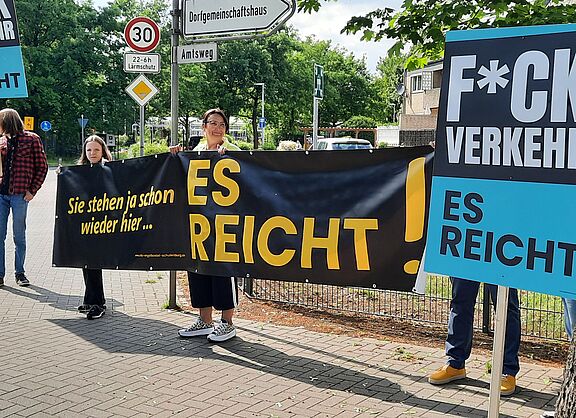 "F*CK Verkehr!": Die CDU organisierte die Demo im Frühjahr an der Schulenburg-Ortsdurchfahrt der Landesstraße L 382: Die Einwohner:innen dort fühlen sich durch den täglichen Massen-Schwerlastverkehr durch ihren Ortsteil nicht nur belästigt, sondern auch massiv gefährdet.
