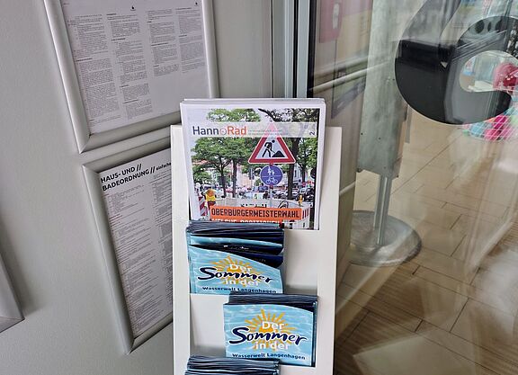 Zum Baden gehen und DIREKT am Eingang im Ständer: Die ADFC-Zeitschrift HannoRAD in der Wasserwelt Langenhagen