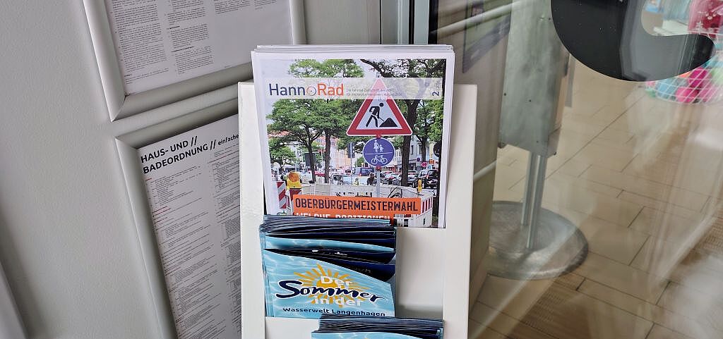 Zum Baden gehen und DIREKT am Eingang im Ständer: Die ADFC-Zeitschrift HannoRAD in der Wasserwelt Langenhagen