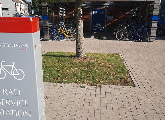 B+R mit Komfort! Vorne: Fahrrad-Reparaturstation, mit Pumpe, Werkzeug und Online-Instruktionen. - Im Hintergrund: Offener Abstellbereich