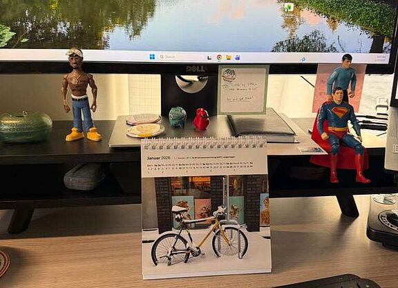 Auf dem Schreibtisch im Staate NY USA: Der (bisher) am weitesten von Langenhagen entfernt aufgestellte ADFC-Fahrrad-Kalender 2026 