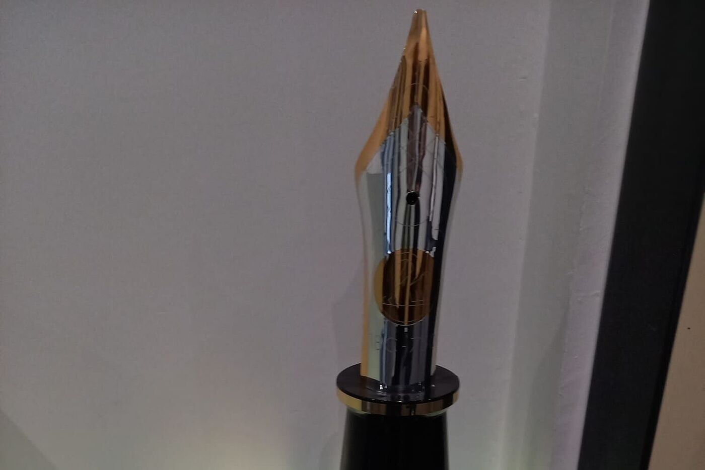 Strahlend: Pelikan-Füller im Tintenturm