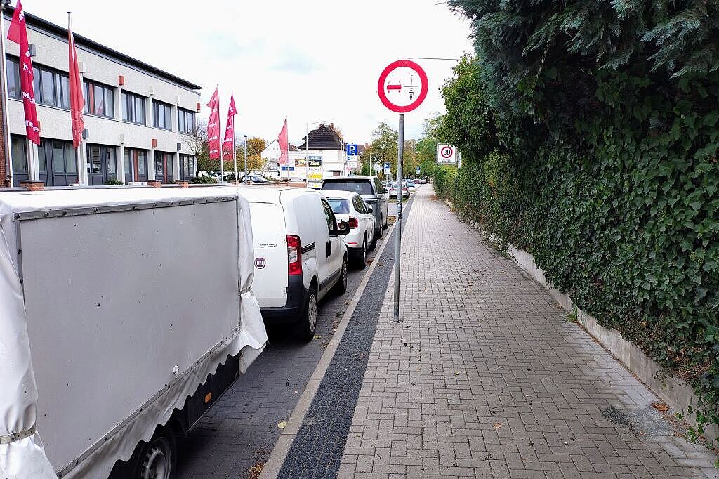 Überholverbot  GAAAANZ eindeutig: Wichtig für den Schutz der Radfahrenden auf dieser Fahrradstraße. StVO-Verkehrszeichen 277.1: Personen am Steuer von Pkw und Lkw dürfen auf der Fahrradstraße zwischen Pferdemarkt und Bothfelder Straße Radfahrender NICHT überholen. - Urheberrecht: ADFC Langenhagen