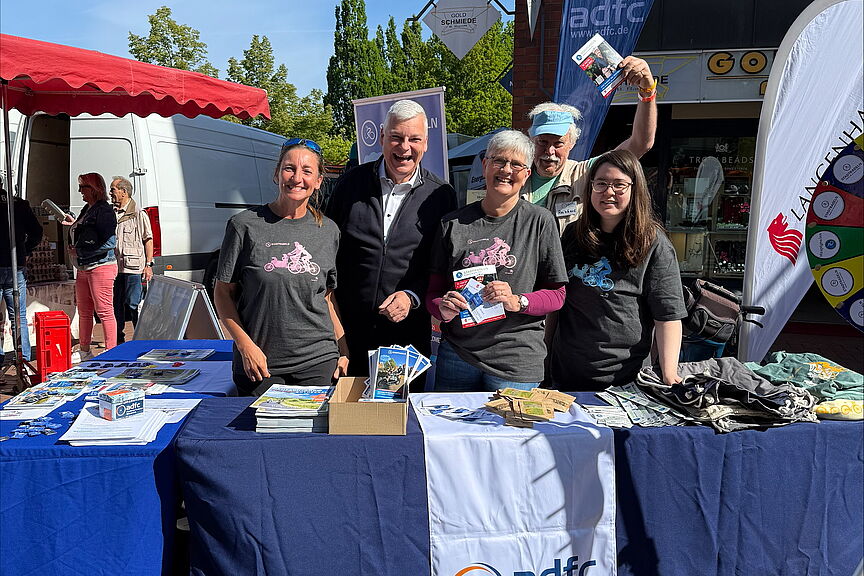 Stand_Stadtradeln Registrier Dich fürs Stadtraden: So., 18.5. bis Sa., 7.6.! Stadtradeln-Werbestand auf dem Markt mit (v.l.): Corinna Meyer, Mirko Heuer, Pfülb, Dr. Reinhard Spörer, ...