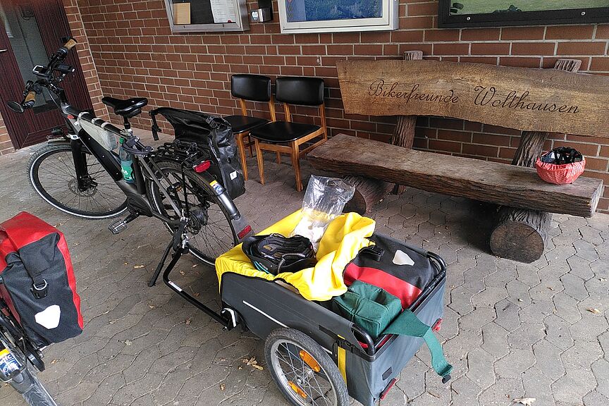 Gleich wird die gelbe Plane noch ganz über den 12 kg Kaffee im Fahrrad-Anhänger ganz geschlossen => und dann geht's los! Gleich wird die gelbe Plane noch ganz über den 12 kg Kaffee im Fahrrad-Anhänger ganz geschlossen => und dann geht's los!