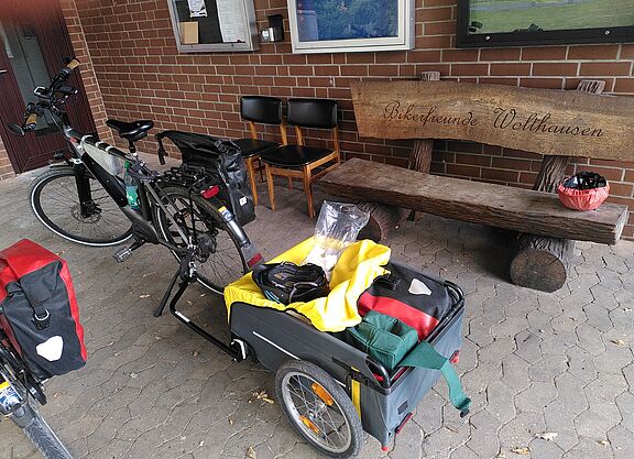 Gleich wird die gelbe Plane noch ganz über den 12 kg Kaffee im Fahrrad-Anhänger ganz geschlossen => und dann geht's los!
