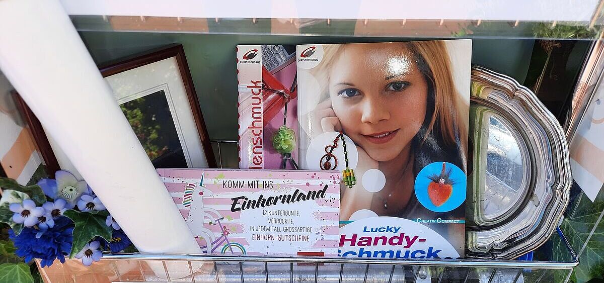 Alles nur acht Meter auseinander: www.Tausch-O-Mat, Geocache, Fahrrad-Solar-E-Tankstelle und ADFC Zentraler Stützpunkt - Urheberrecht: ADFC Langenhagen