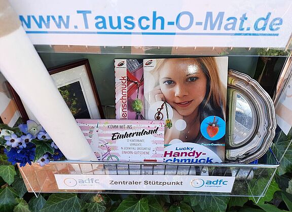 Alles nur acht Meter auseinander: www.Tausch-O-Mat, Geocache, Fahrrad-Solar-E-Tankstelle und ADFC Zentraler Stützpunkt - Urheberrecht: ADFC Langenhagen