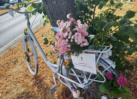 Gedenken, Mahnmal und Abschied: Das "weiße Fahrrad" / "Ghost Bike" steht an der Stelle des tödlichen Unfalls an der Ampel an der Bothfelder Straße / Schöneberger Straße