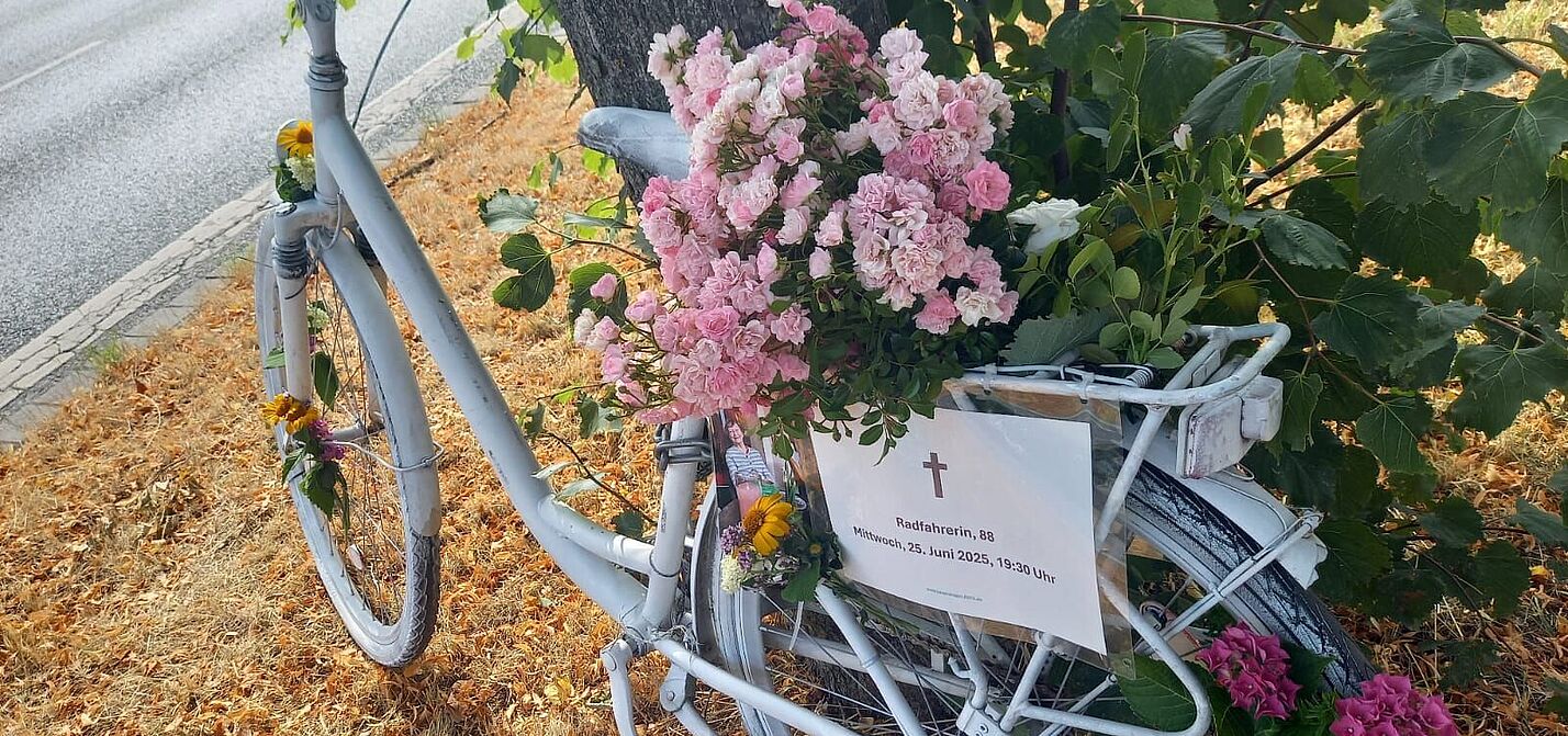 GhostBike Gedenken, Mahnmal und Abschied: Das "weiße Fahrrad" / "Ghost Bike" steht an der Stelle des tödlichen Unfalls an der Ampel an der Bothfelder Straße / Schöneberger Straße