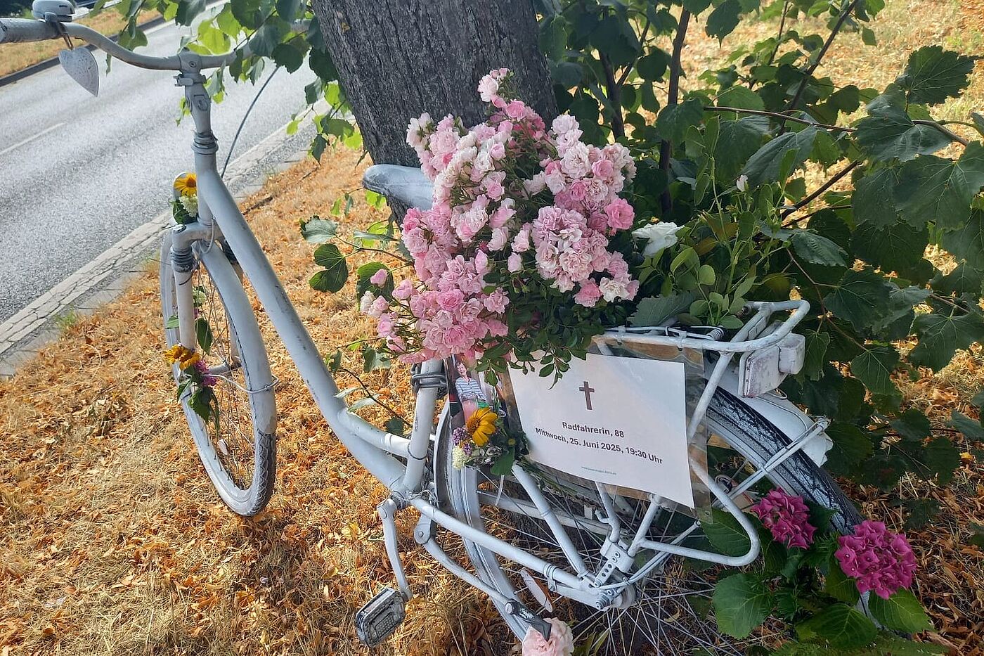 Gedenken, Mahnmal und Abschied: Das "weiße Fahrrad" / "Ghost Bike" steht an der Stelle des tödlichen Unfalls an der Ampel an der Bothfelder Straße / Schöneberger Straße