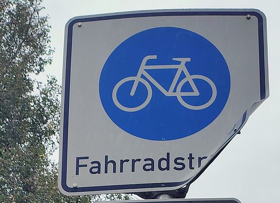 Syndrom? Symbol? Ist das "angeknackste" Schild "Fahrradstraße" auf der Karl-Kellner-Straße ein Hinweis auf die Radunfall-Höchstzahlen 2025, die die Stadt Langenhagen jetzt innehat, verglichen mit allen 20 Umlandkommunen in der Region Hannover.