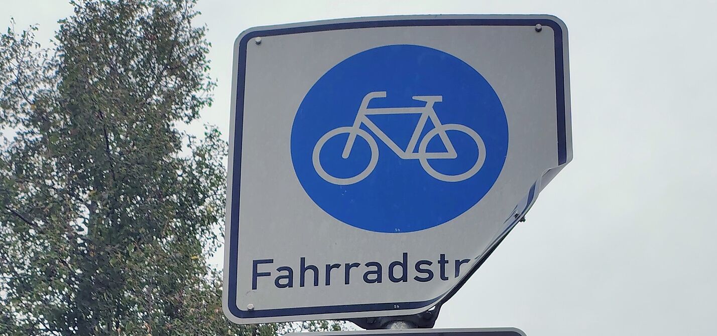 Syndrom? Symbol? Ist das "angeknackste" Schild "Fahrradstraße" auf der Karl-Kellner-Straße ein Hinweis auf die Radunfall-Höchstzahlen 2025, die die Stadt Langenhagen jetzt innehat, verglichen mit allen 20 Umlandkommunen in der Region Hannover.