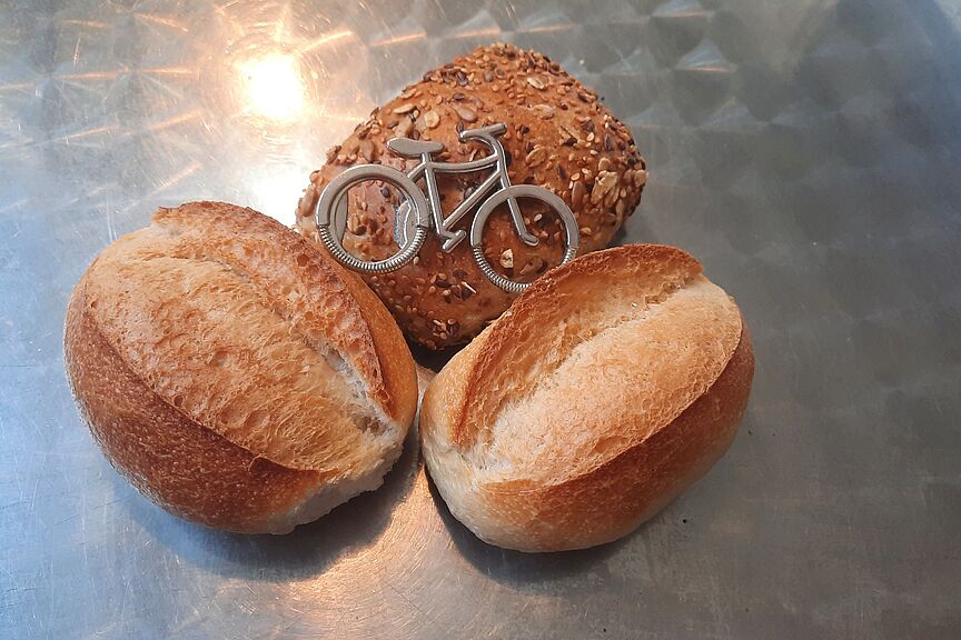 Brötchen Unser Tipp: Gehe zu Fuß oder fahr Fahrrad zum Bäcker, wenn Du Deine Brötchen fürs Sonntags-Frühstück kaufst.
