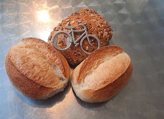 Unser Tipp: Gehe zu Fuß oder fahr Fahrrad zum Bäcker, wenn Du Deine Brötchen fürs Sonntags-Frühstück kaufst.