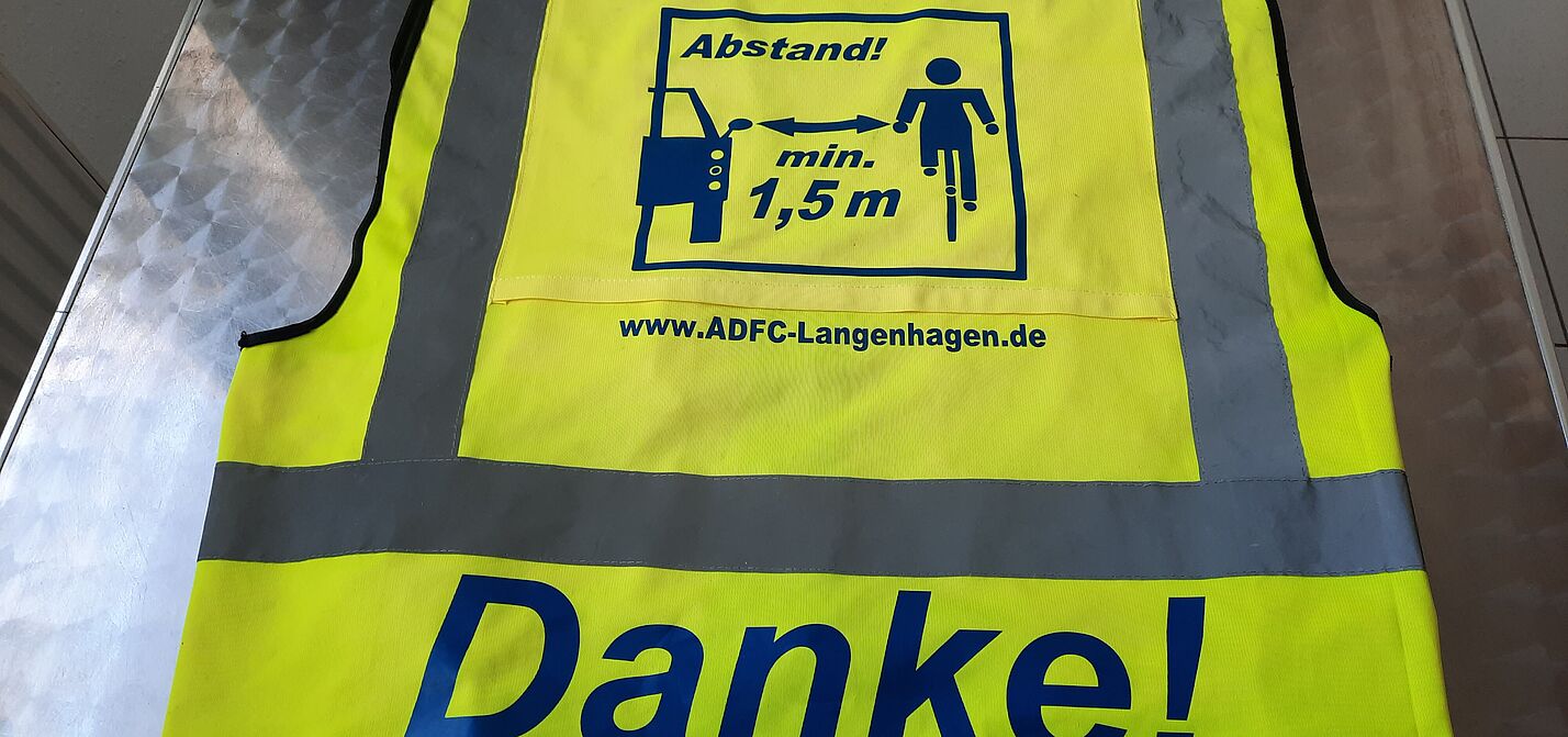 "Danke!" an die Kfz-Fahrenden. - Fürs Einhalten von 1,5 m Kfz Abstand beim Überholen von Radfahrenden.