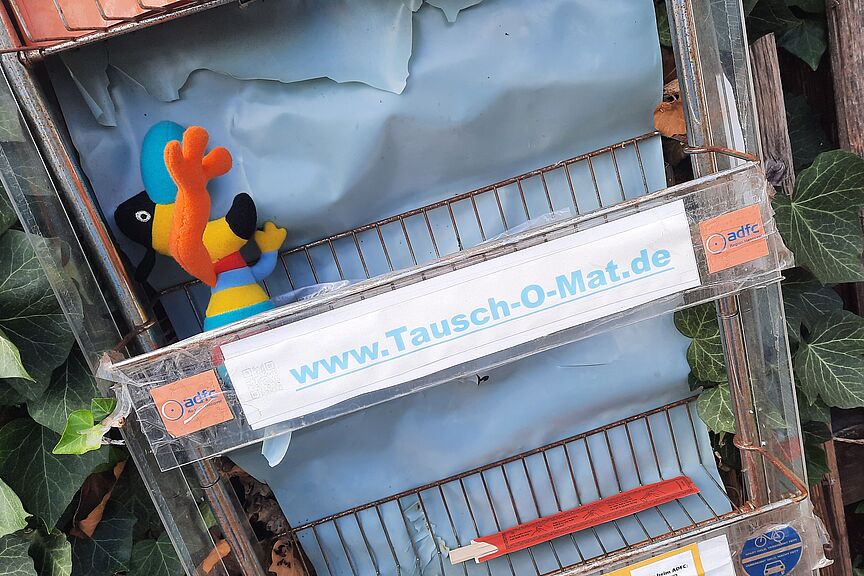 Tausch-O-Mat Gut bestückt, fürs kostenlose "Geben" und "Nehmen": Der "Tausch-O-Mat" am Zentralen Stützpunkt des ADFC Langenhagen. Rund um die Uhr geöffnet: 24/7!