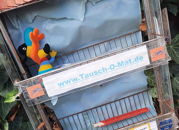 Gut bestückt, fürs kostenlose "Geben" und "Nehmen": Der "Tausch-O-Mat" am Zentralen Stützpunkt des ADFC Langenhagen. Rund um die Uhr geöffnet: 24/7!