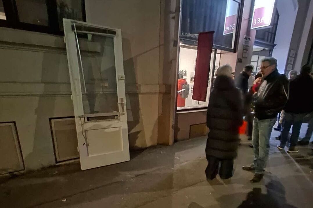 Die kleinste Vernissage in Hannover: Sogar die Eingangstür wurde ausgehängt, um ... (C) ADFC Langenhagen