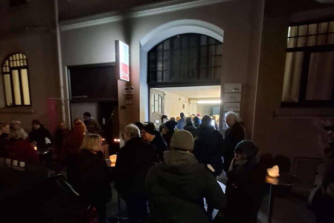 j3fm-Vernissage: 60 Gäste kurz vor der Ansprache des Künstlers (Radtour ADFC Langenhagen)