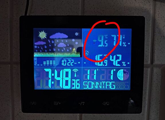 Stramme morgendliche Temperatur-Minus-Grade (- 9,5 °C) am Sonntag-Morgen am Zentralen Stützpunkt