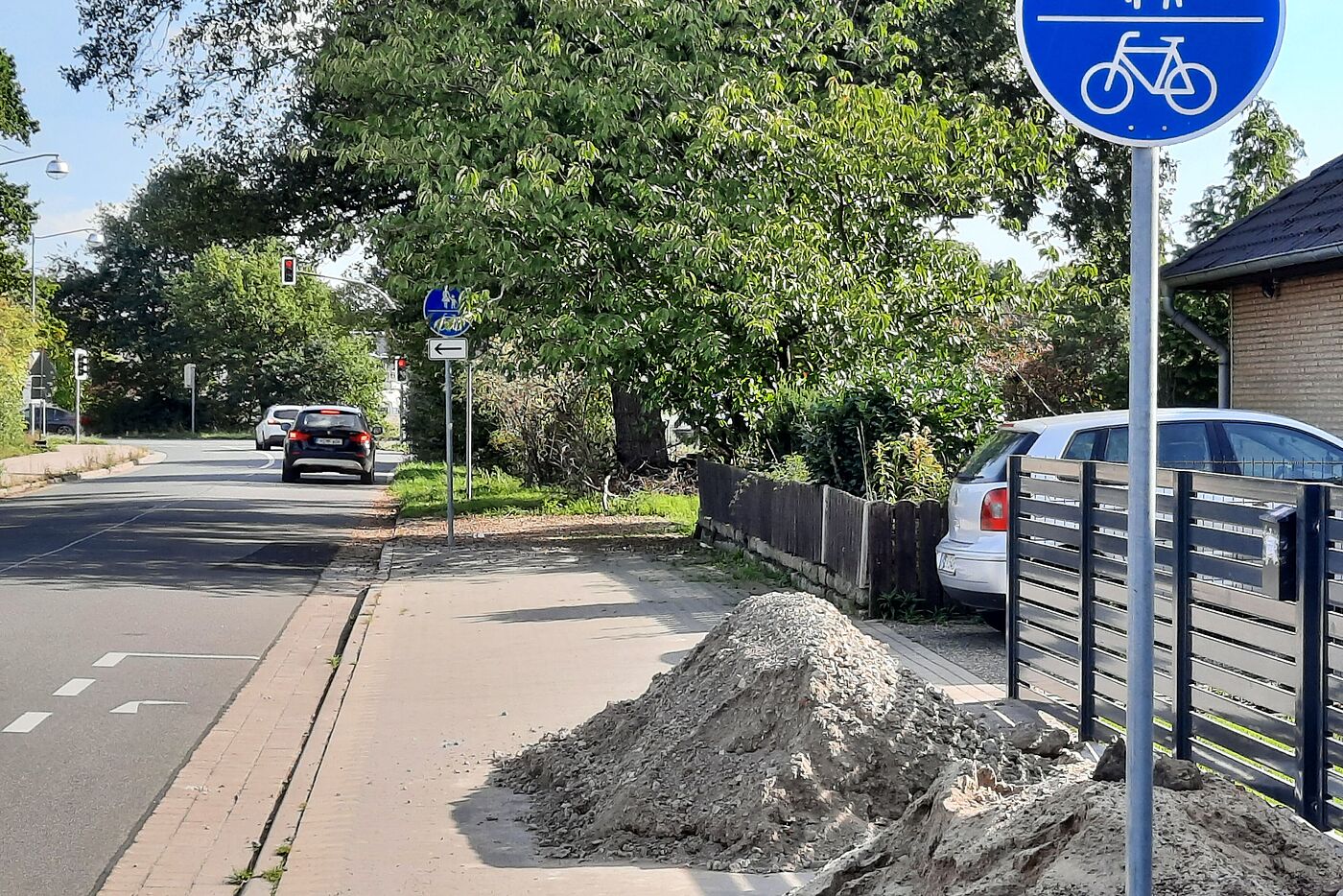 Geht so sicheres Radfahren? Selbst dieser Mini-Kombi-Fuß-Radweg von 12 m Länge lässt sich vielfältig verwenden, z.B. als Materiallager