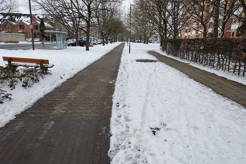 Konrad-Adenauer-Straße. - Links: Radweg, rechts: Fußweg. - Gut zu sehen: Die Stadtreinigung Langenhagen war aktiv! JEDOCH .... ADFC Langenhagen 29. Januar 2026. - Konrad-Adenauer-Straße. - Links: Radweg, rechts: Fußweg. - Gut zu sehen: Die Stadtreinigung Langenhagen war aktiv! JEDOCH ....