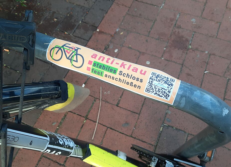 anti-klau SO soll er mal aussehen: Der Aufkleber/Sticker, der auf die wichtigsten Schritte bei der Diebstahlsverringerung hinweist: "stabil" und "fest". Hier noch ein provisorisch befestigtes Probeexemplar aus Papier, die endgültige Version ist aus Kunststoff ...