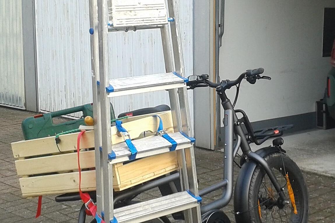 Bild 23 Bild 23 - Mini-Lastenrad vor dem nächsten Handwerkereinsatz. "Remidemi" von Benno-Bikes. Entwickelt in Kalifornien/USA von Benno Baenziger, produziert in Taiwan - Urheberrecht: Rüdiger Janecke, www.Radwege-Laatzen.de / ADFC Langenhagen