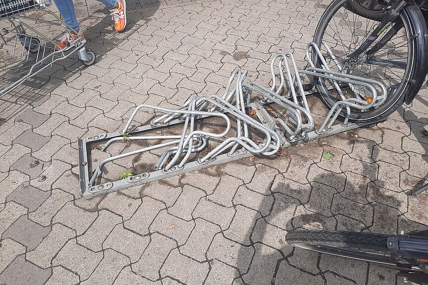 Vorsicht: Stolperfalle Vorsicht: Stolperfalle. - Immer diese Radfahrer ...