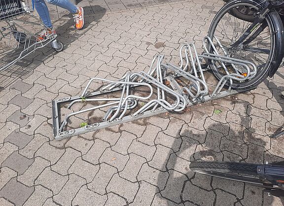 Vorsicht: Stolperfalle. - Immer diese Radfahrer ...