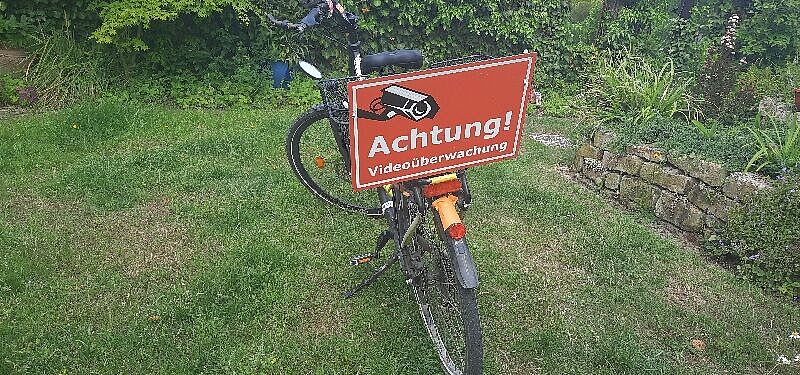 Fahrrad mit Hinweis auf Schild zur Videoüberwachung