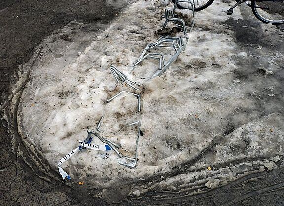 Bild 1 von 6. - Trotz der Schneereste gut zu sehen: Von diesem gerade erneuerten Fahrradständer blieb nicht mehr viel übrig!