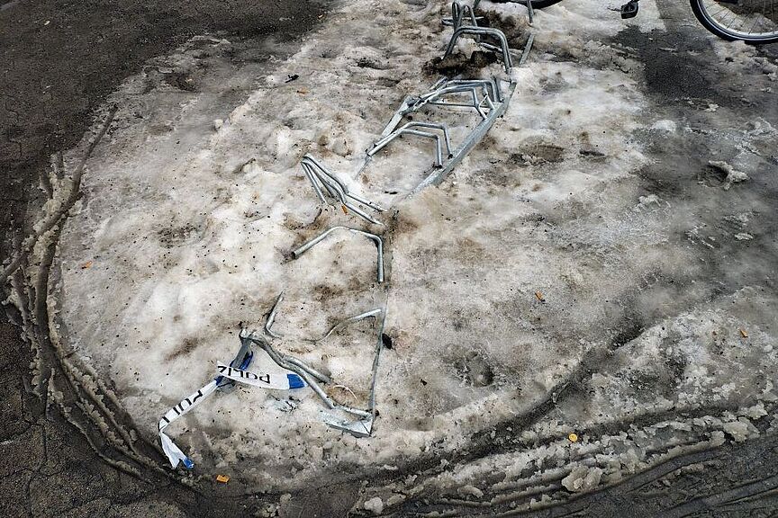 Osttor Bild 1 von 6. - Trotz der Schneereste gut zu sehen: Von diesem gerade erneuerten Fahrradständer blieb nicht mehr viel übrig!