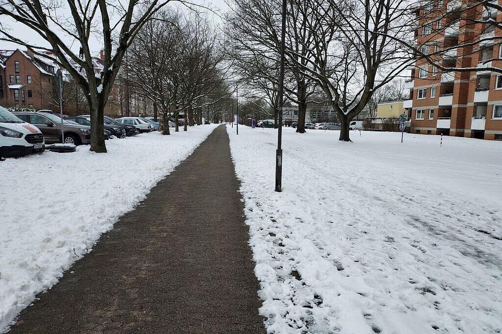 DAS ist ja mal ein Unterschied: Schneeräumung links Radweg 100 % (Stadt Langenhagen) vs. rechts Fußweg 0 % (privat) ADFC Langenhagen 209. Januar 2026. - Slider Bild 3 von 4: DAS ist ja mal ein Unterschied: Schneeräumung links Radweg 100 % (Stadt Langenhagen) vs. rechts Fußweg 0 % (privat)