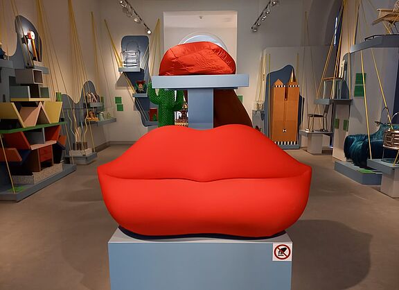 Das ROTE Sofa im Kestner-Museum zu Hannover