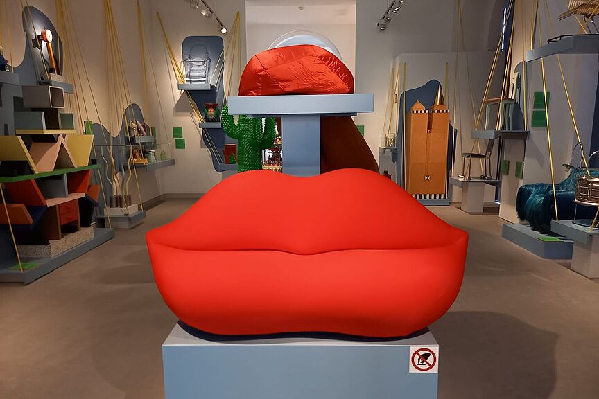 Das ROTE Sofa im Kestner-Museum Hannover Das ROTE Sofa im Kestner-Museum zu Hannover