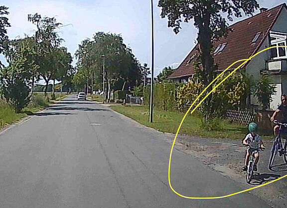 Kananoher Straße in Langenhagen-Kaltenweide: Die Kreisstraße führt vor den Wohnhäusern vorbei, und nur mit Benutzung dieser Straße sind diese Häuser zu Fuß zu erreichen. Tempo 100 ....