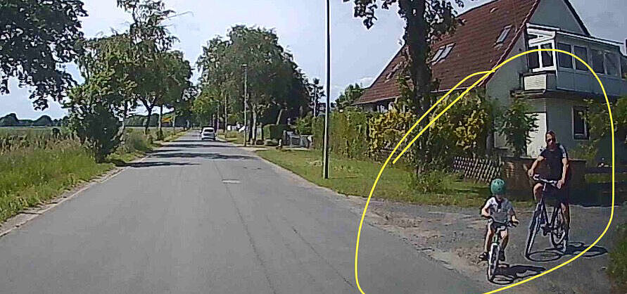 Kaltenweide Kananoher Straße in Langenhagen-Kaltenweide: Die Kreisstraße führt vor den Wohnhäusern vorbei, und nur mit Benutzung dieser Straße sind diese Häuser zu Fuß zu erreichen. Tempo 100 ....
