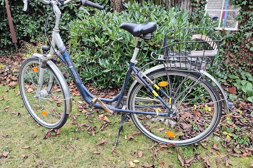 Künsting Zukunftsorientiert! Hocheffizientes Fahrzeug mit Verbrennerantrieb. Mit Technologieoffenheit durch Nachrüst-Möglichkeit eines E-Antriebes. Der jetzige Antrieb verbrennt überwiegend nichtpflanzliches Fett, aber gerne auch Zucker in jeglicher Form. Beispiel-Modell: "Künsting" Baujahr 1987, mit 28", 7-Gang, drei Bremsen, Komfort-Durchstieg,