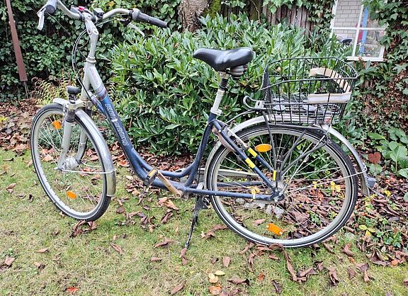 Zukunftsorientiert! Hocheffizientes Fahrzeug mit Verbrennerantrieb. Mit Technologieoffenheit durch Nachrüst-Möglichkeit eines E-Antriebes. Der jetzige Antrieb verbrennt überwiegend nichtpflanzliches Fett, aber gerne auch Zucker in jeglicher Form. Beispiel-Modell: "Künsting" Baujahr 1987, mit 28", 7-Gang, drei Bremsen, Komfort-Durchstieg, 