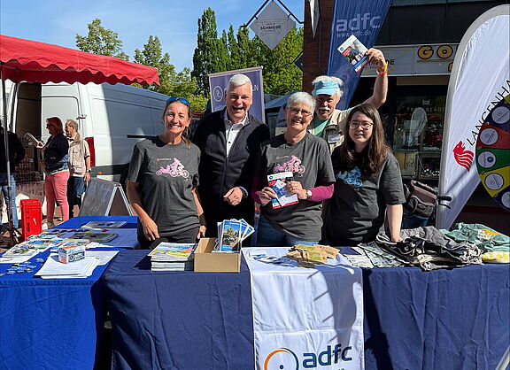Registrier Dich fürs Stadtraden: So., 18.5. bis Sa., 7.6.! Stadtradeln-Werbestand auf dem Markt mit (v.l.): Corinna Meyer, Mirko Heuer, Pfülb, Dr. Reinhard Spörer, ...