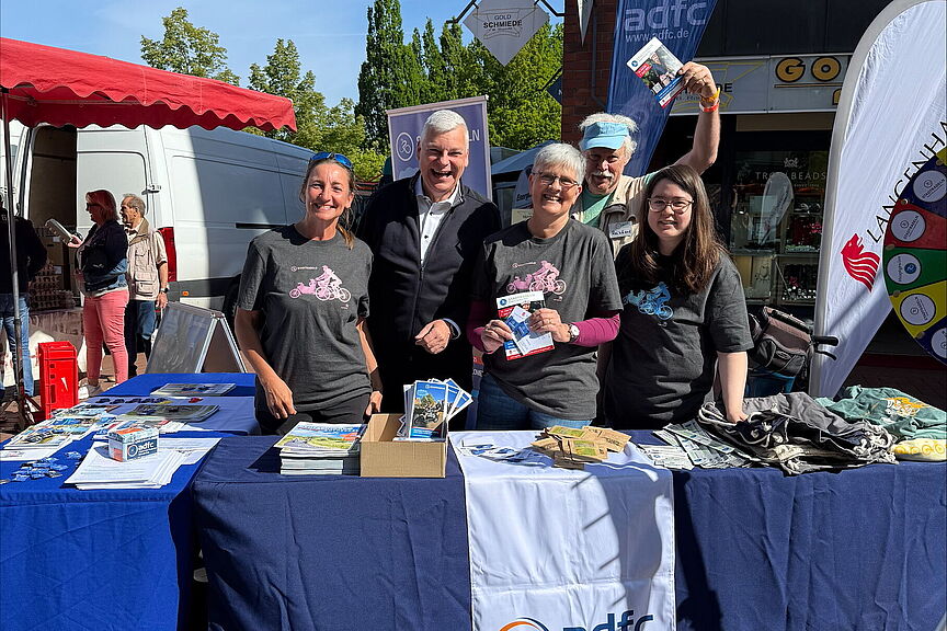 Stand_Stadtradeln Registrier Dich fürs Stadtraden: So., 18.5. bis Sa., 7.6.! Stadtradeln-Werbestand auf dem Markt mit (v.l.): Corinna Meyer, Mirko Heuer, Pfülb, Dr. Reinhard Spörer, ...