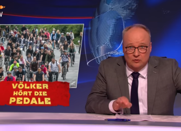 Oliver Welke: Die heute-show zum Thema Fahrrad - Urheberrecht: Screenshot ZDF-Youtube-Video by ADFC Langenhagen