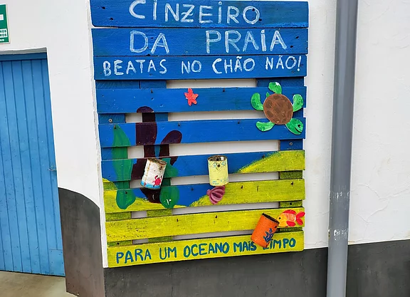 CINZEIRO DE PRAIA - BESTAS NO CHÃO NÃO - PARA UM OCEANO MAS LIMPO - Angemalte Konservendosen als: "Strandaschenbecher – keine Kippen auf dem Boden – für einen sauber(er)en Ozean"