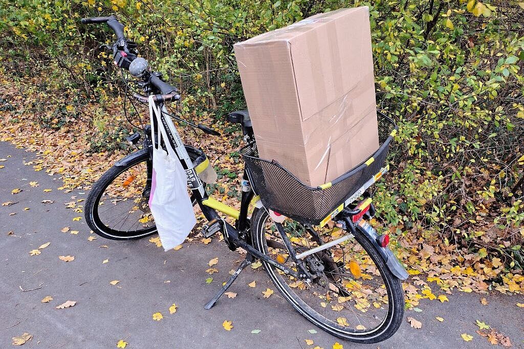 Lastenrad Bild 32 - Fahrrad mit Hoch-Paket auf dem Wege von Langenhagen zur Post, Ziel fürs Paket: Brüssel. Tipp: Es es - wie hier- gut beim Aufsteigen für den männlichen Radfahrer, wenn das Fahrrad einen tiefen Durchstieg hat (wie ein "Damenrad") - Urheberrecht: R.S. / ADFC Langenhagen