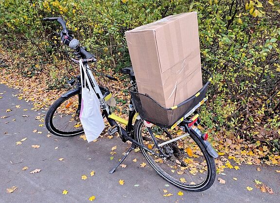 Bild 32 - Fahrrad mit Hoch-Paket auf dem Wege von Langenhagen zur Post, Ziel fürs Paket: Brüssel. Tipp: Es es - wie hier- gut beim Aufsteigen für den männlichen Radfahrer, wenn das Fahrrad einen tiefen Durchstieg hat (wie ein "Damenrad") - Urheberrecht: R.S. / ADFC Langenhagen