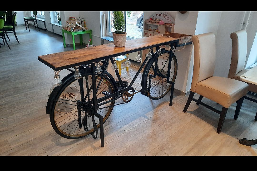 15 Bild 15 - 08/2025: Fahrrad-Tisch in der Eisdiele "Gelateria da Marco" am Kirchplatz 2 - 4 in 21762 Otterndorf / Niederelbe.. - Urheberrecht: R.S. / ADFC Langenhagen