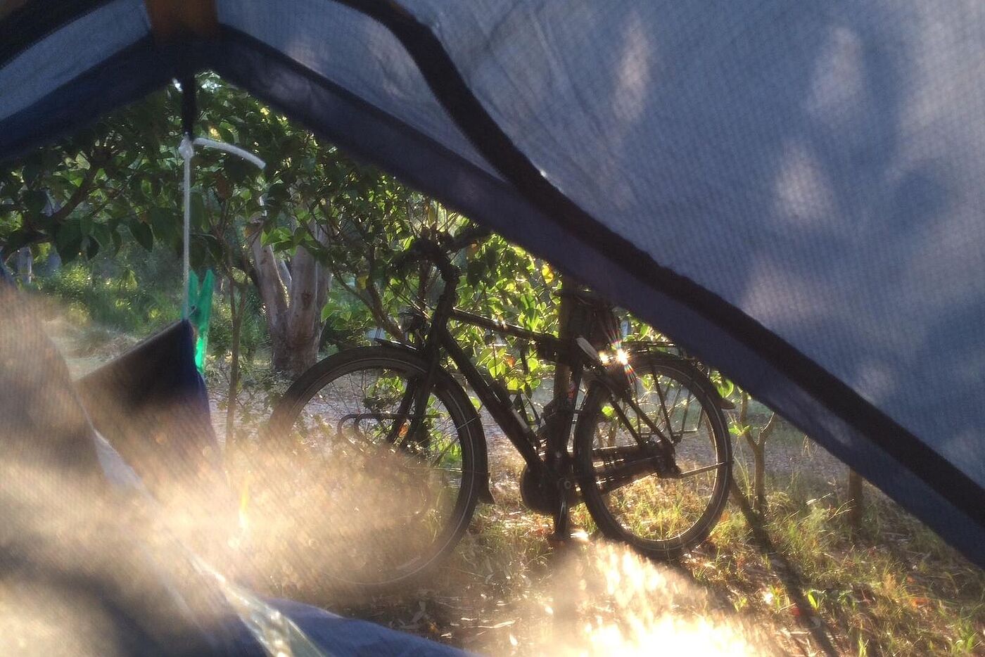 Zelt Radtour mit Übernachtung draußen: Der morgendliche Blick aus dem Zelt - Urheberrecht: Wolfgang Kuschel / ADFC Langenhagen